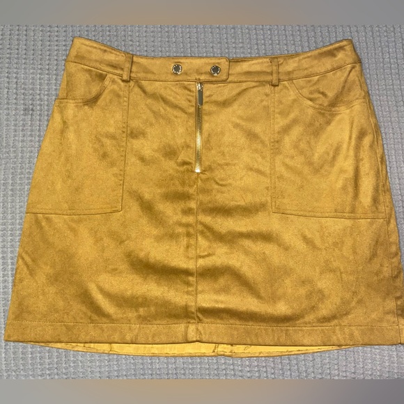 Biltmore Women’s Skirt Suede Size 12 Tan  Never Worn - Picture 1 of 7